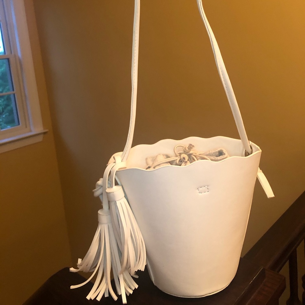 White Bucket Bag with tassel